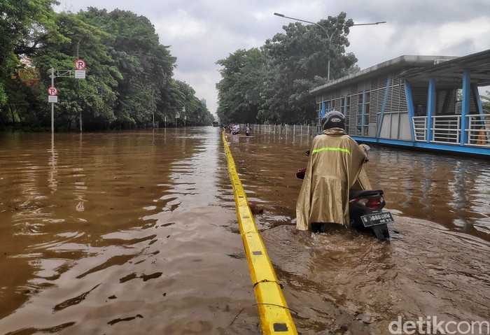Banjir Lumpuhkan Jalan Perintis Kemerdekaan Jakarta
