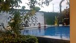 Wow! Vicky Prasetyo Berenang Sama Siapa Tuh?