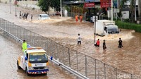 Banjir merendam di kedua jalur Jalan Perjuangan.