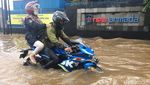 Mobil dan Motor Mogok Akibat Menerobos Banjir