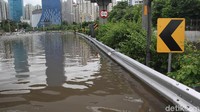 Tingginya banjir membut tol tersebut tak bisa dilalui kendaraan.