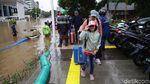 Korban Banjir Kemang Dievakuasi dengan Perahu Karet