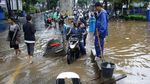 Aksi Nekat Pemotor Terobos Banjir di Jalan Tendean Jaksel