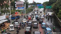 Arus lalu lintas dari Grogol menuju Daan Mogot terputus di depan RS Royal Taruma. Begitu pula jalan di depan RSJ Soehartp Herdjan menuju Pluit juga terputus akibat banjir. 
