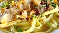 Ciri khas mie kocok kikil Bandung ini memakai mie kuning pipih dengan potongan kikil dan kuah yang gurih enak. Siapa mau? Foto : Instagram @syidhikdeanlimargana