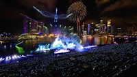 Drone mengabadikan momen pesta kembang api di Marina Bay, Singapura. Telihat panggung yang meriah dan luncuran kembang api ke atas langit. (AFP/Getty Images)