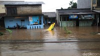 Jalur 5 dan 6 Stasiun Tanah Abang terdampak luapan air dari kali Ciliwung dengan ketinggian air hingga 50 cm diatas kop rel perjalanan KA dari Stasiun Tanah Abang menuju Serpong/Parung Panjang/Maja dan Rangkasbitung tidak dapat dilakukan.