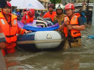 Warga di 10 Lokasi Jakarta Timur Dievakuasi dari Banjir