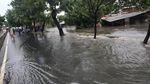Setinggi Ini Banjir di Halte Busway Pos Pengumben Jalan Panjang
