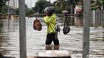 Potret Banjir di Jalan Boulevard Barat Kelapa Gading