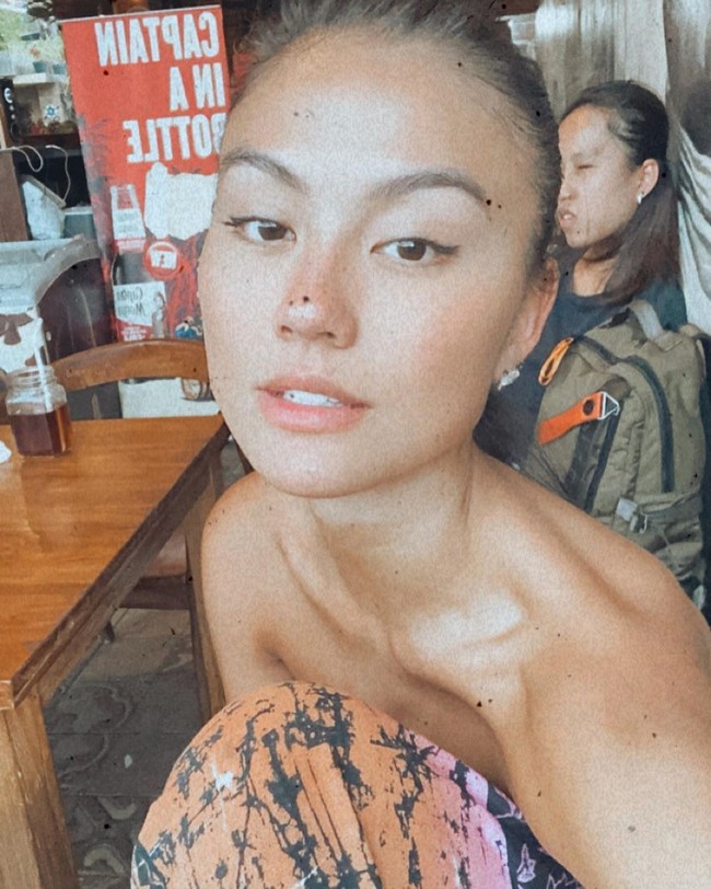 Agnez Mo juga mengunggah foto close-up wajahnya yang memperlihatkan penampilan naturalnya. Tampak kulit wajahnya kecokelatan dan seperti tanpa makeup. Foto: Dok. Instagram @agnezmo