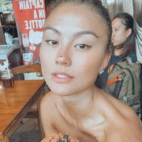 Agnez Mo juga mengunggah foto close-up wajahnya yang memperlihatkan penampilan naturalnya. Tampak kulit wajahnya kecokelatan dan seperti tanpa makeup. Foto: Dok. Instagram @agnezmo