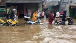 Mobil dan Motor Mogok Akibat Menerobos Banjir