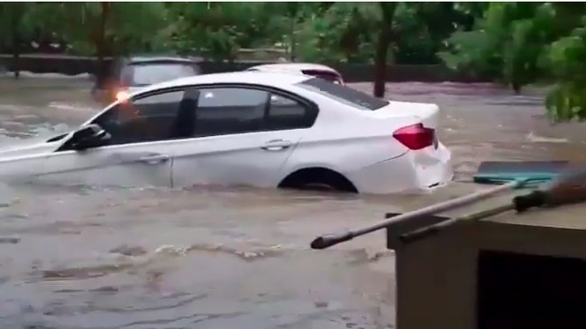 Rider Jambi Naik Motor ke Mekkah, BMW Hanyut Terbawa Banjir