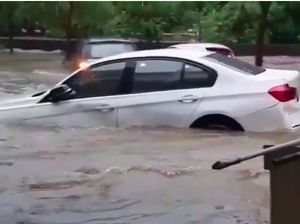 Viral Mobil BMW Hanyut Terseret Banjir