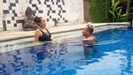 Wow! Vicky Prasetyo Berenang Sama Siapa Tuh?