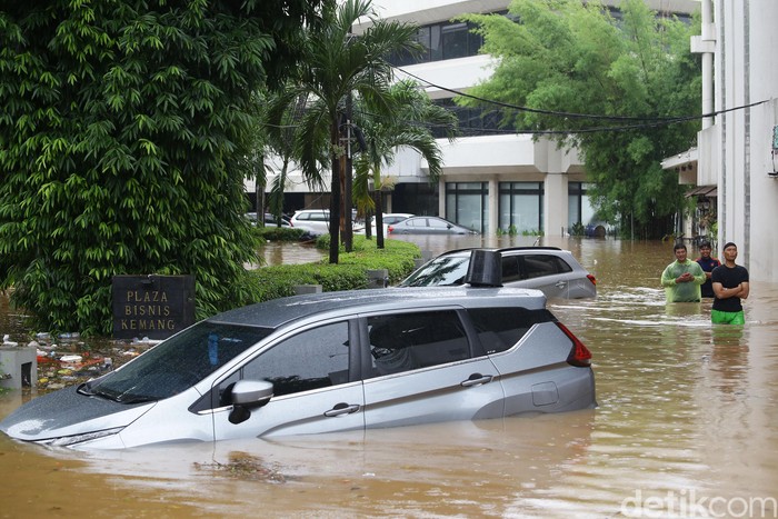 Kawasan Kemang juga dilanda banjir, Rabu (1/1/2020). Perahu karet pun dikerahkan untuk mengevakuasi warga yang terjebak banjir.