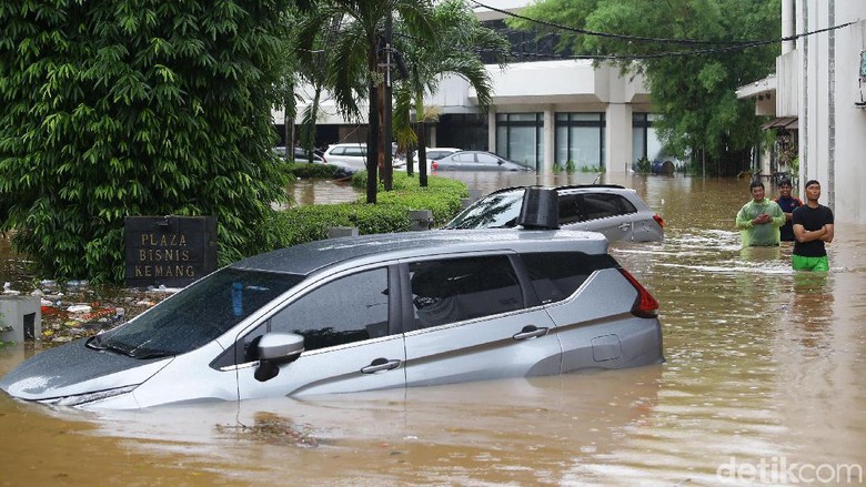 Mobil yang terendam banjir di Kemang Foto: Grandyos Zafna