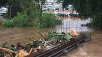 Sejak semalam air naik, kata sopir taksi yang berseragam saat berbincang dengan detikcom di lokasi, Jalan Tanah Kusir, Jakarta Selatan, Rabu (1/1/2020).