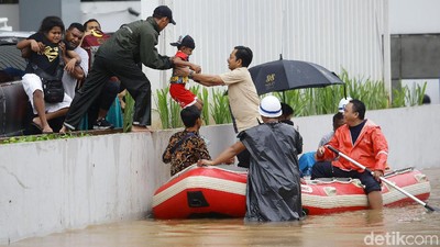 Korban Banjir Kemang Dievakuasi dengan Perahu Karet
