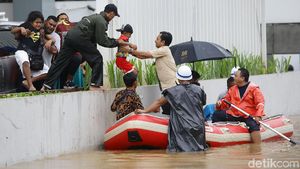 Korban Banjir Kemang Dievakuasi dengan Perahu Karet