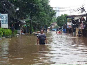 Tolong! 30 Warga Kemang Utara Masih Terjebak Banjir