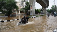 Pengendara sepeda motor menerobos banjir di Jalan Kapten Tendean, Jakarta Selatan, Rabu (1/1/2020).