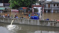 Mesin telah dikerahkan untuk menyedot banjir.