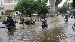 Aksi Nekat Pemotor Terobos Banjir di Jalan Tendean Jaksel