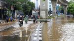 Aksi Nekat Pemotor Terobos Banjir di Jalan Tendean Jaksel