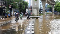 Sebagian pemotor nekat lawan arah untuk menghindari banjir.