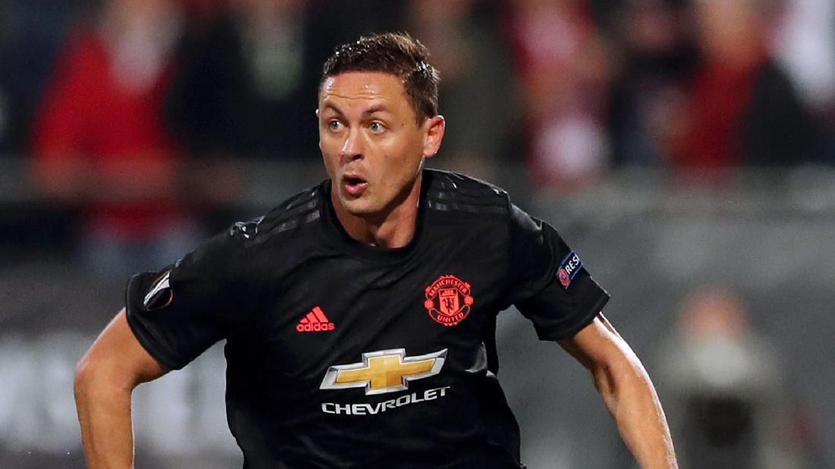 Matic yang sempat bermain di Benfica mengejek Fernandes yang berasal dari Sporting. Foto: Naomi Baker/Getty Images