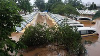 Kawasan ini menjadi langganan banjir karena bersingungan dengan Kali Pesanggrahan, meski tanah sudah ditinggikan sekitar 60 cm. 