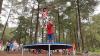Apalagi di hutan ini, ada wahana wisata Play Ground dengan permainan Trampolin yang sangat seru. Untuk tingkat Jawa Tengah diklaim belum ada, sehingga ini yang pertama. (Arbi Anugrah/detikcom)