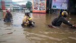 Potret Perjuangan Pemotor Terobos Banjir