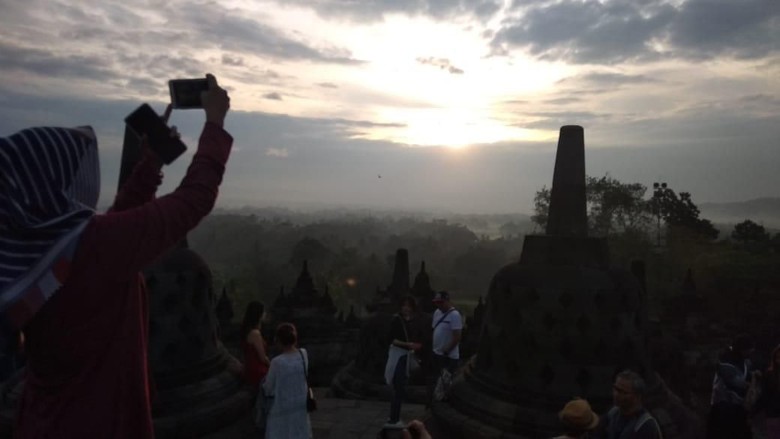 Sunrise pertama di Borobudur