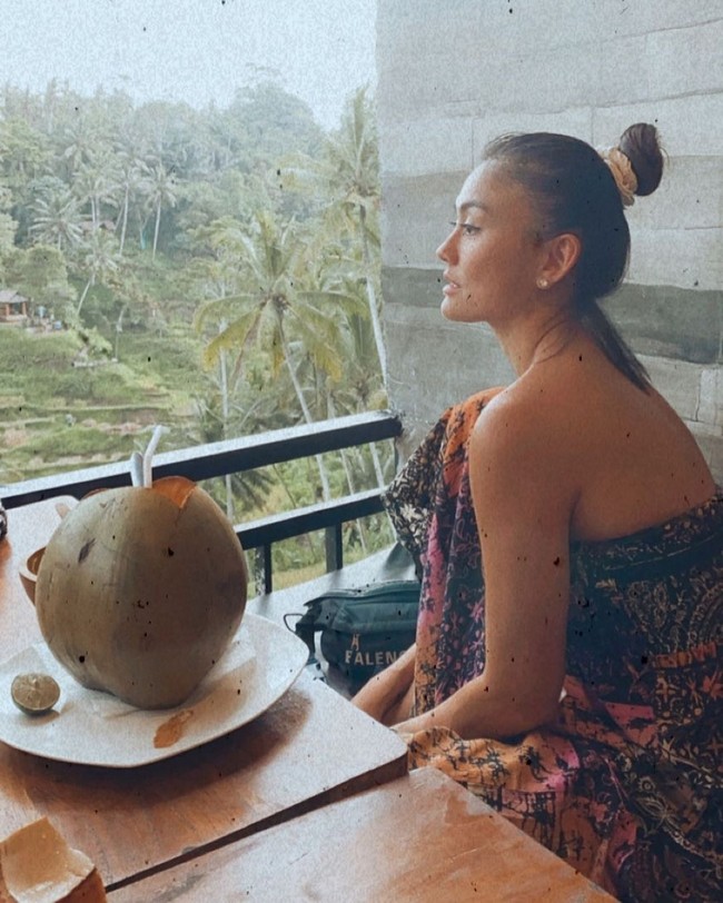 Always create and appreciate moments ❤️. “Life is not measured by time, it is measured by moments, begitu Agnez Mo menulis pada keterangan foto yang memperlihatkan dirinya tengah menikmati pemandangan hijau di Ubud, Bali. Foto: Dok. Instagram @agnezmo