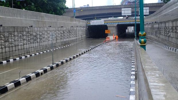 Underpass Kuningan-Mampang Terendam Banjir