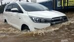 Mobil dan Motor Mogok Akibat Menerobos Banjir