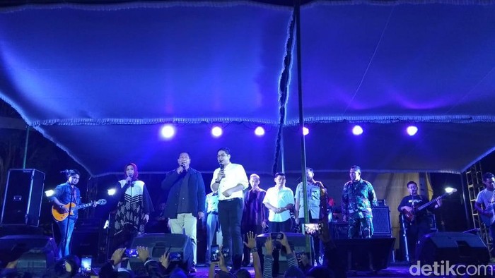 Pasha Ungu bernyanyi di Alun-alun Kota Magelang, Selasa (31/12/2019) malam.
