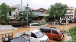 Mobil dan Motor Terendam Banjir di Cipinang Melayu