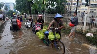 Banjir juga melumpuhkan arus lalu lintas di Jalan Panjang.