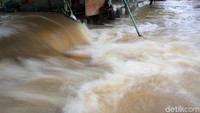 Jalan utama di Komplek Duta Indah terendam banjir, Rabu (1/1/2020).