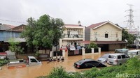 Banjir merendam sejumlah rumah di Cipinang Melayu, Makasar, Jakarta Timur.