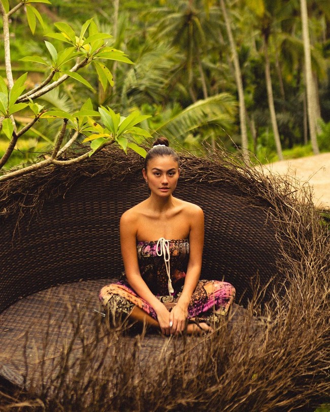 Penyanyi Agnez Mo tampil natural selama berlibur di Bali. Berpose di kawasan Ubud, Agnez tampil dengan tube dress yang membuat kulit tan atau kecokelatannya tampak menonjol. Foto: Dok. Instagram @agnezmo