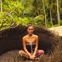 Penyanyi Agnez Mo tampil natural selama berlibur di Bali. Berpose di kawasan Ubud, Agnez tampil dengan tube dress yang membuat kulit tan atau kecokelatannya tampak menonjol. Foto: Dok. Instagram @agnezmo