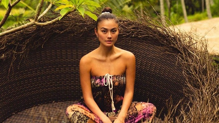 Agne Mo liburan di Bali