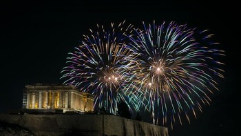 Pesta kembang api di Yunani. Foto: AP Photo/Yorgos Karahalis 