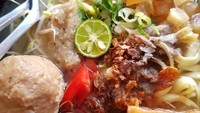 Kalau ini super lengkap banget. Mie, kikil, tauge masih ditambah bakso tahu, bakso besar dan kecil. Mantap! Foto : Instagram @nathkuliner