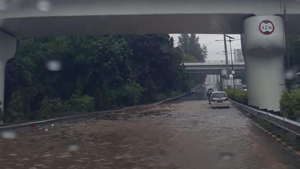 Tol Japek Cikunir Arah Jakarta Terendam Banjir Bak Sungai